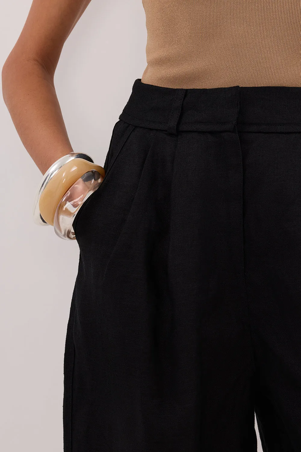 KAYLA BLACK LINEN BERMUDA SHORT